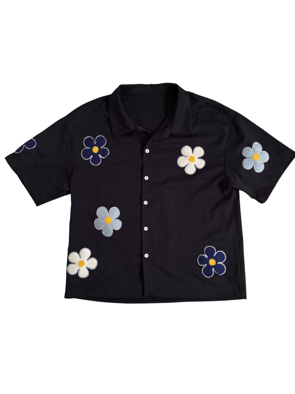 Unknown Short-Sleeve Button-Up Shirt with Daisy Appliqués